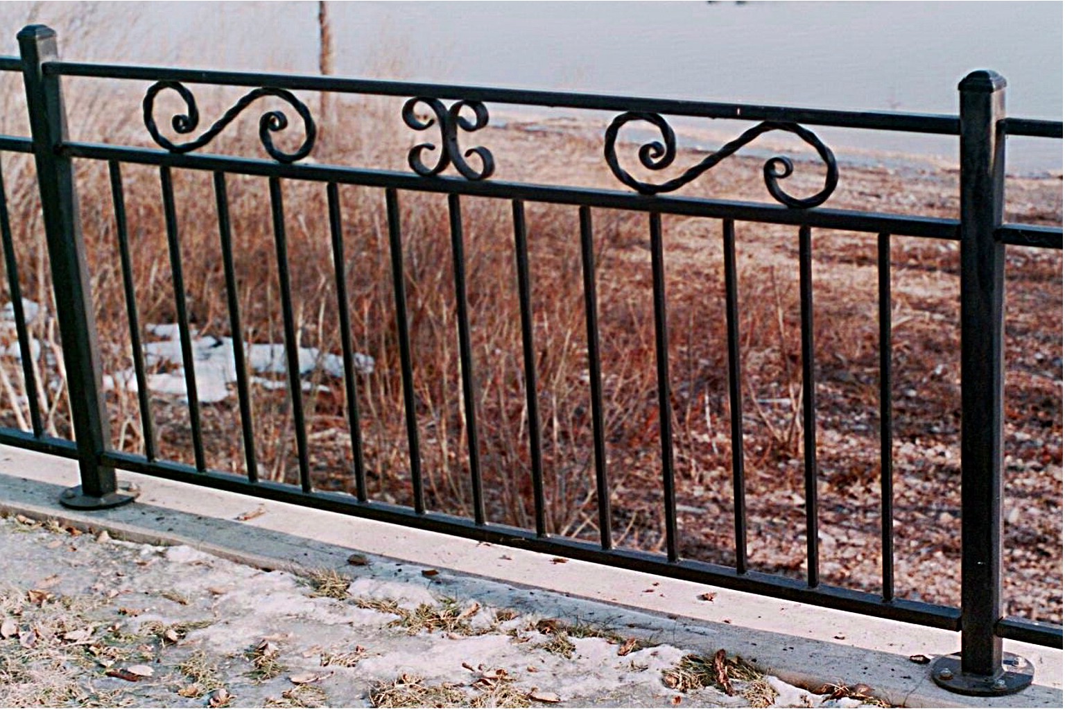 Забор для палисадника из металла. Металлическая ограда для палисадника. Декоративные ограждения из металла. Ограждение металлическое для палисадника.